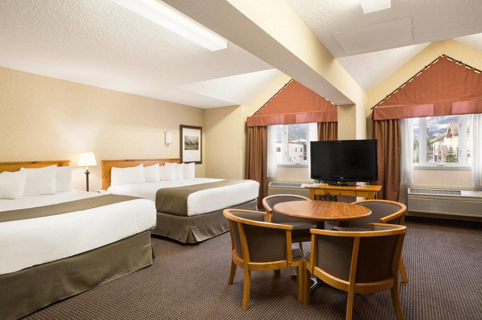 Canmore Inn & Suites Экстерьер фото